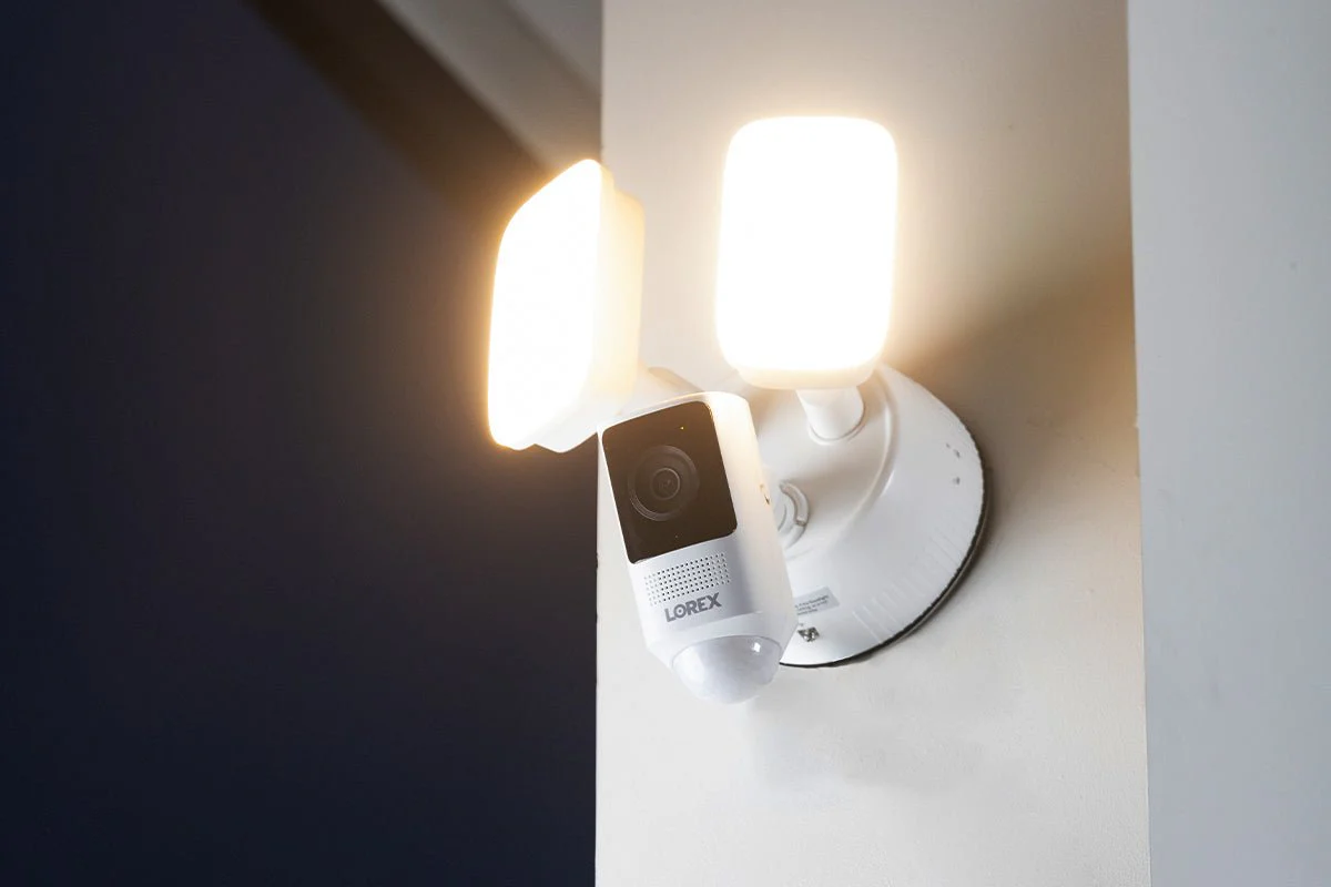 Lorex 2K Wired Floodlight Security Camera (32GB) - Image 3