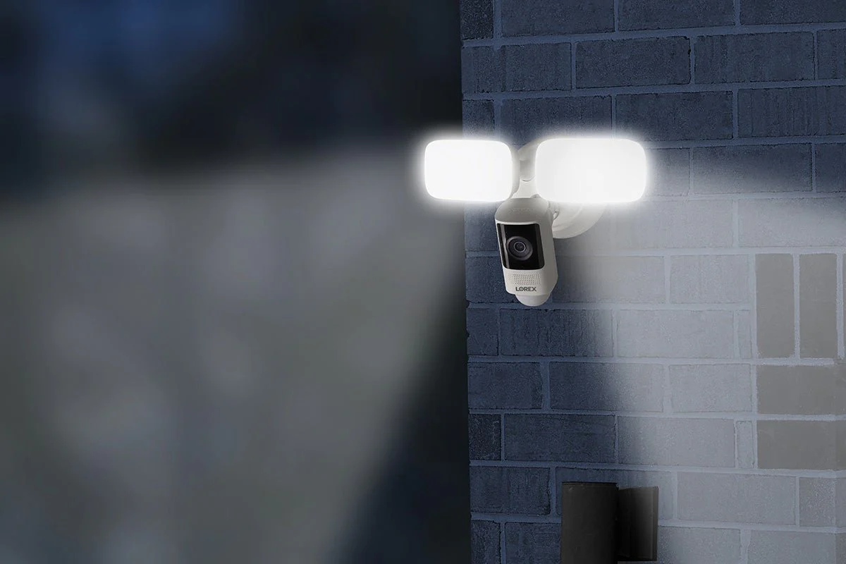 Lorex 2K Wired Floodlight Security Camera (32GB) - Image 4