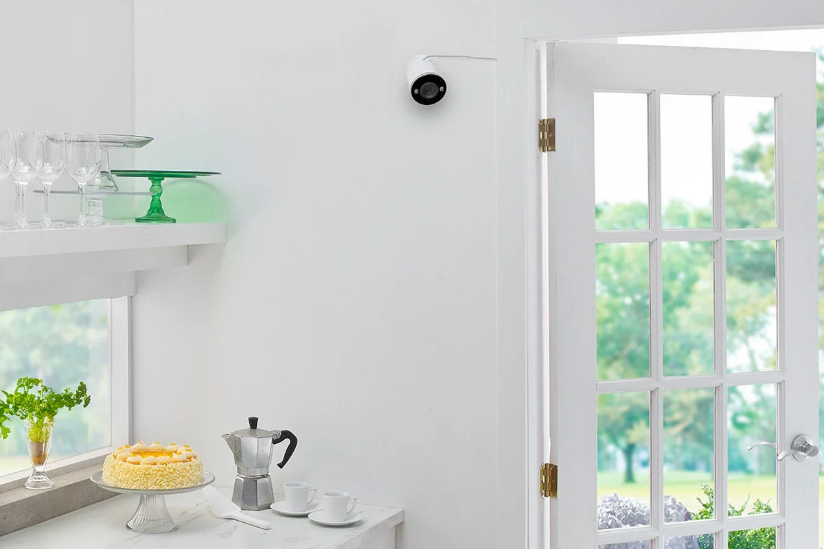Lorex 2K Spotlight Indoor/Outdoor Wi-Fi Security Camera - Image 6