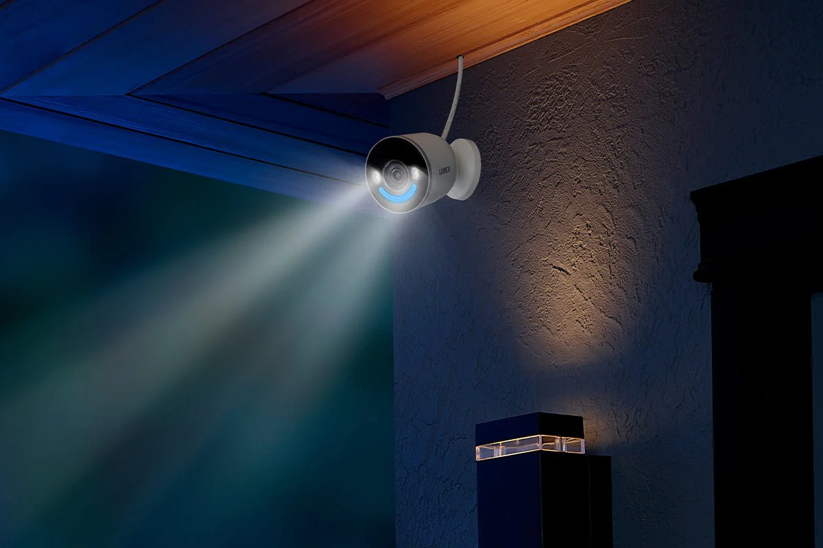 Lorex 4K Spotlight Indoor/Outdoor Wi-Fi 6 Security Camera with Smart Security Lighting (32GB) - Image 6